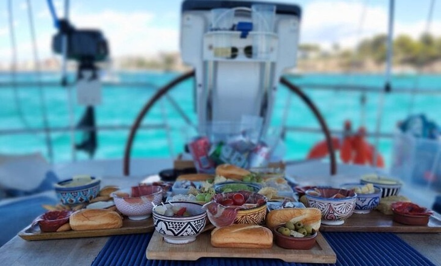 Image 6: Navegación en Velero de Lujo con Aperitivo y Juguetes Acuáticos