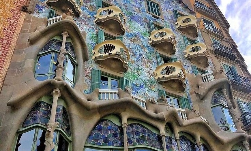 Image 1: Tour Privado por Barcelona Gaudí y Modernismo