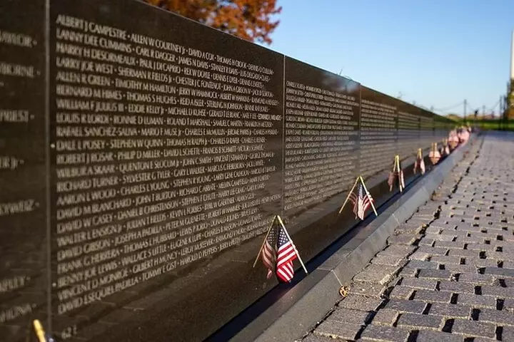 4-Hr DC Monuments Small Group Sightseeing Guided Tour