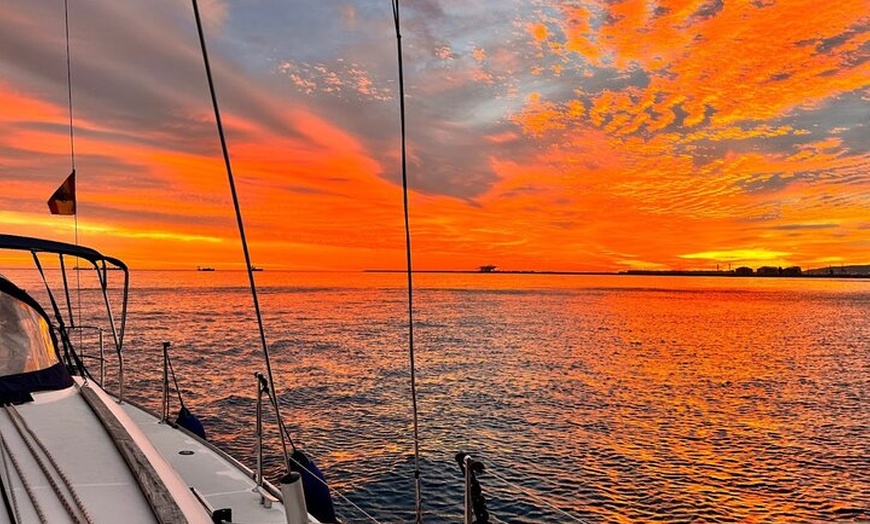 Image 12: Tour al atardecer en Barco Velero en Barcelona con Cava