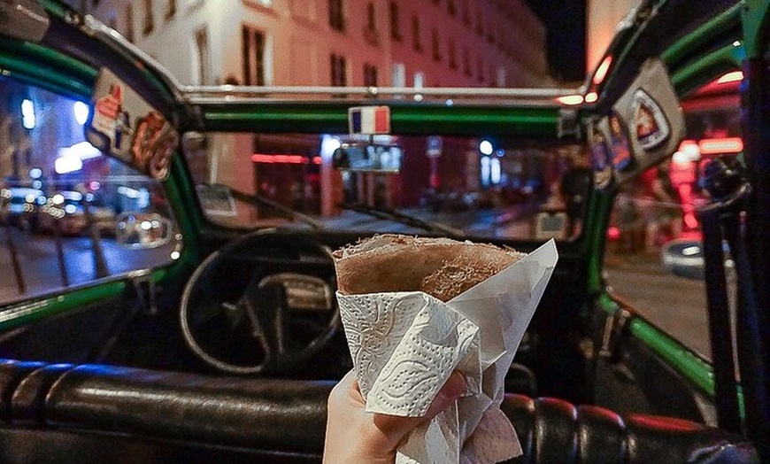 Image 8: Découvrez Paris avec style à bord d'une voiture vintage française c...