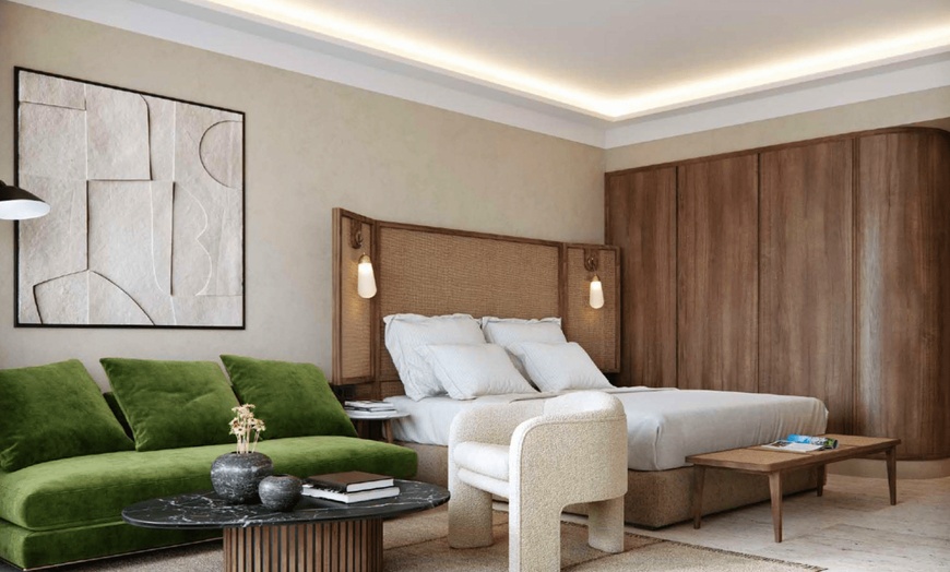 Image 2: ✈ NORD DE LA GRÈCE | Stavros - Isla Brown Chania Resort, Curio Coll...