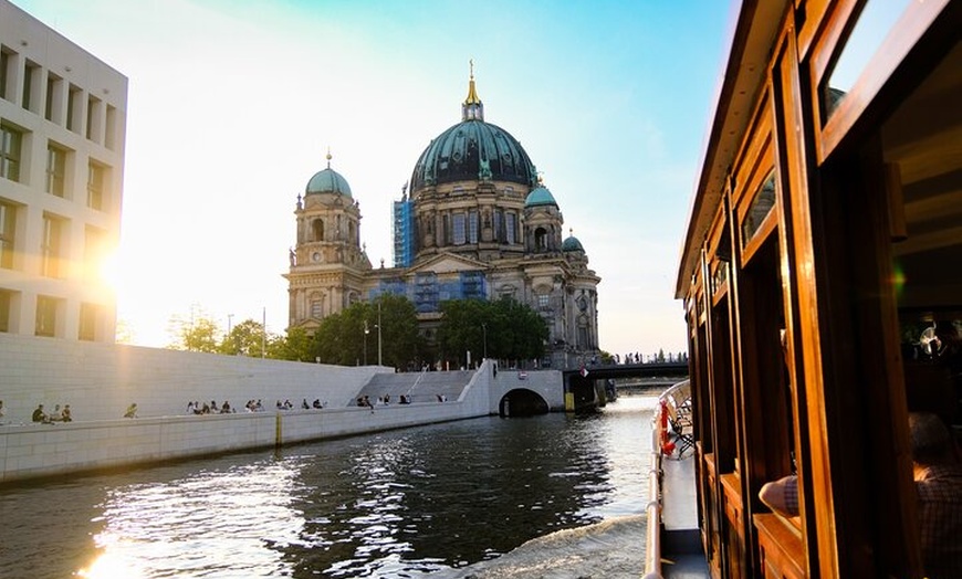 Image 3: Sightseeing Bootstour auf historischem Schiff in Berlin