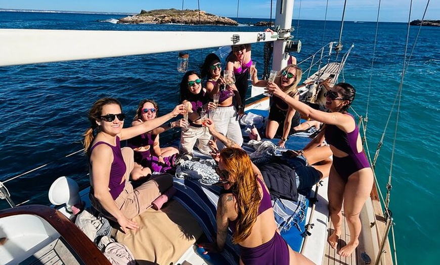Image 7: Experiencia Gastronómica a Bordo de Velero Clásico en Palma