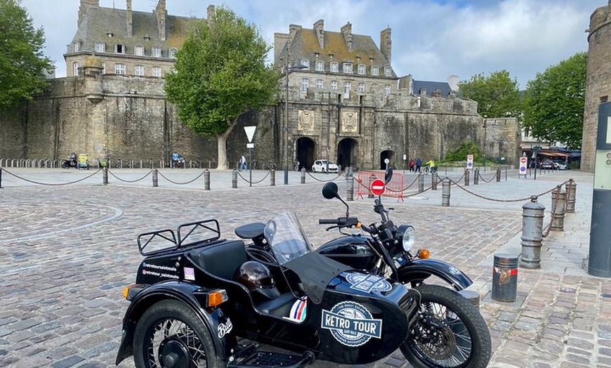 Image 9: La côte d'Emeraude et Cancale en sidecar vintage avec chauffeur