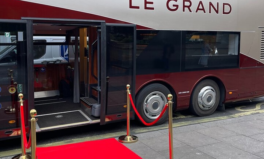 Image 2: Tower of London Luxury Bus Tour with Champagne