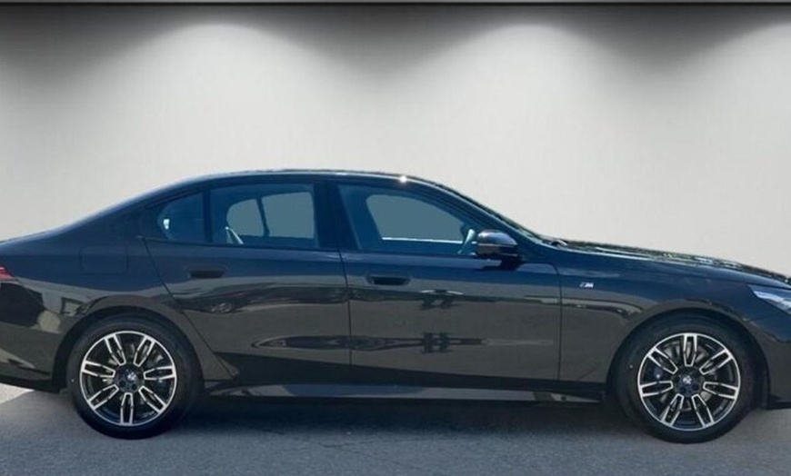 Image 2: London to Heathrow Airport Transfers