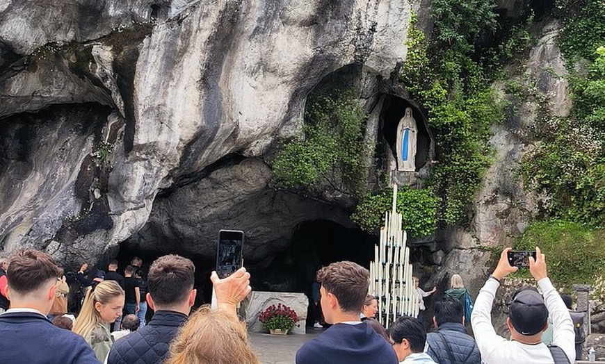 Image 8: Experimente Lourdes con un tour privado y un cómodo transporte