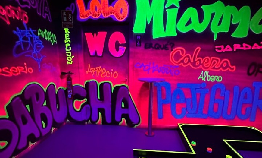 Image 11: Aventura de minigolf interior de 18 agujeros UV Glow en el corazón ...