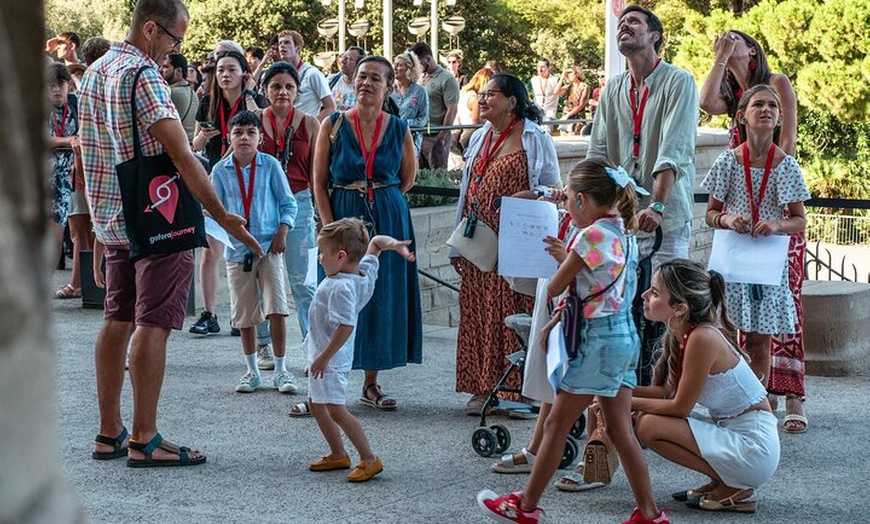 Image 8: Excursión en grupo pequeño a la Sagrada Familia de Barcelona para n...