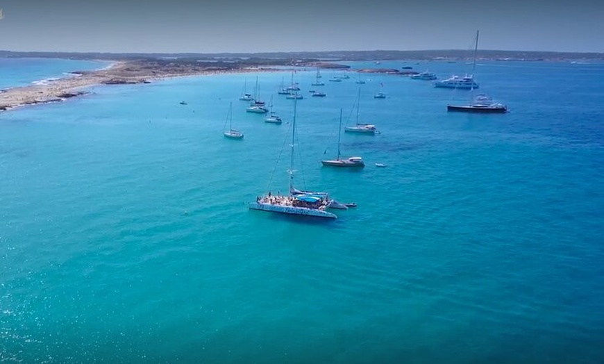 Image 36: Paseo en Catamarán a Vela con Formentera Wonders Todo Incluido
