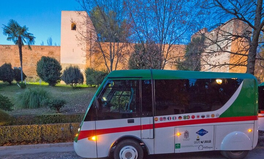 Image 8: Granada City Tour Subir y bajar del tren