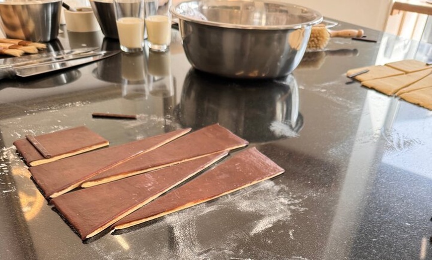 Image 7: Cours de pâtisserie bicolore Croissant avec un Chef Pâtissier à Paris