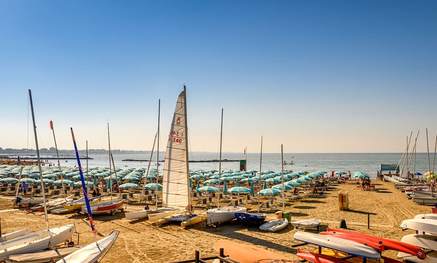 Image 3: ✈ ITALIA | Rimini - St. Gregory 4* - Centro città