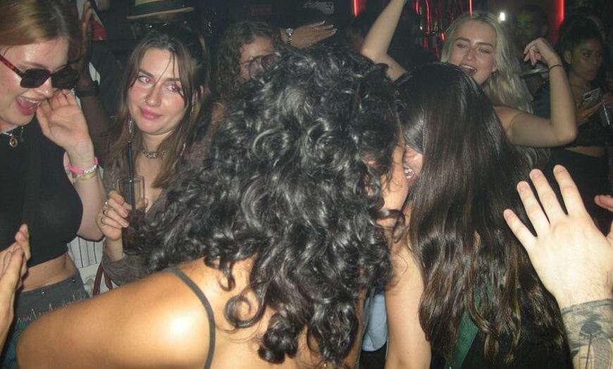 Image 16: OG Barcelona Night Adventure — 3 bares, 3 chupitos y entrada VIP al...