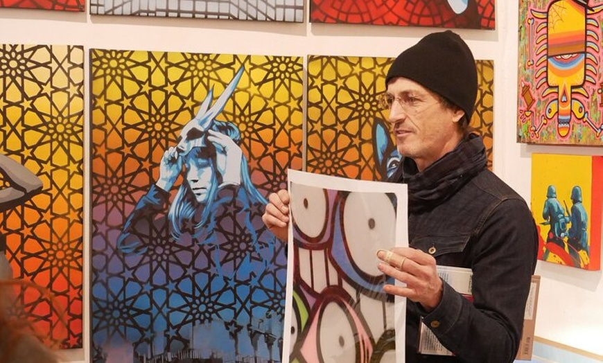 Image 3: Tour privado de galerías de arte con vino en el barrio de arte de B...