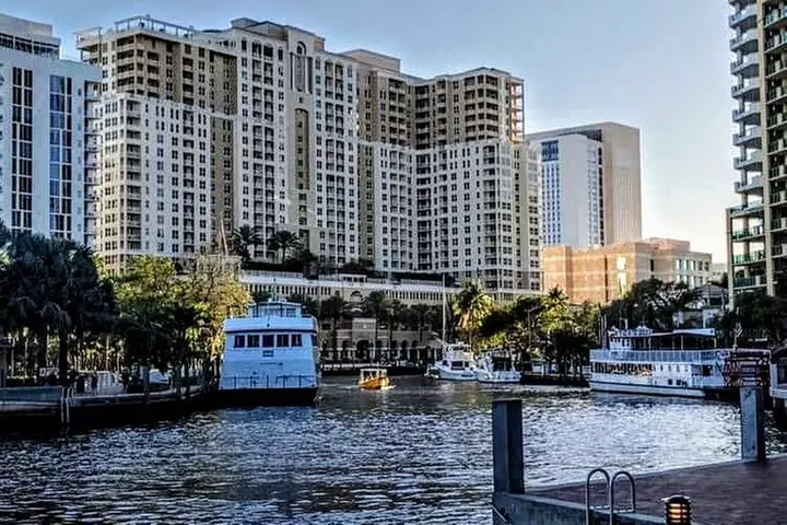 1 Hour Private Boat Tour in Fort Lauderdale Up to 12 people