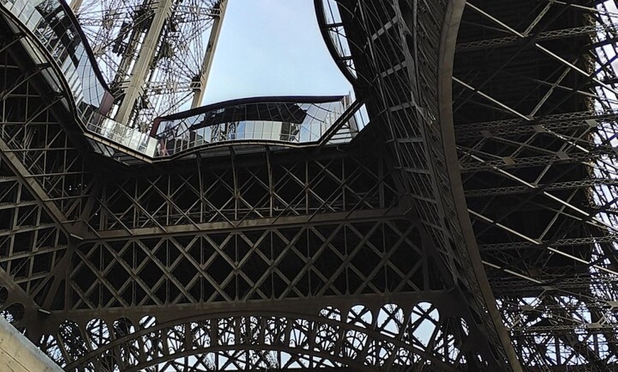 Image 23: Visite de l'ascenseur de la Tour Eiffel au deuxième étage et option...