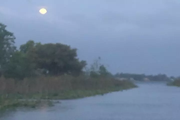 Pontoon Pub Crawl, 5 Lakeside Pubs and Restaurants Visit by Boat