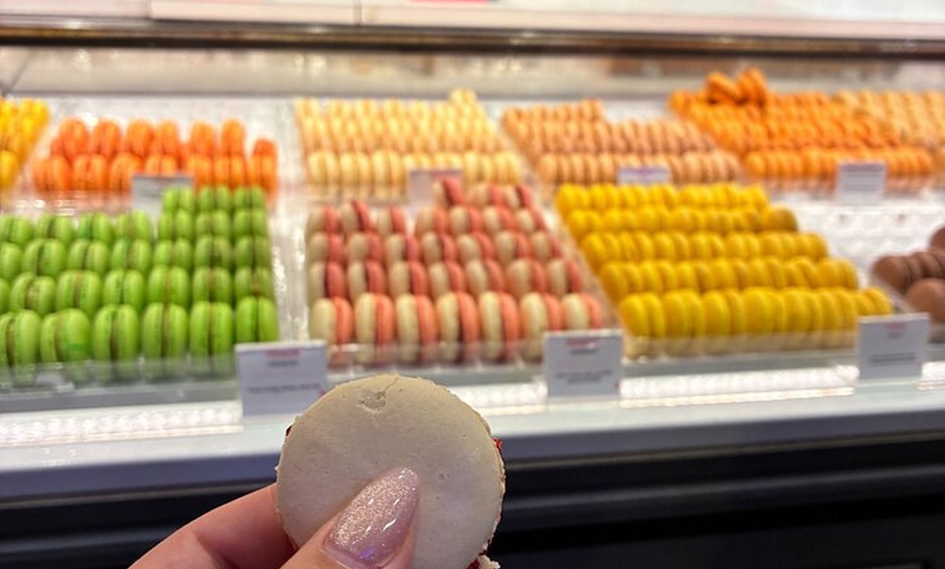 Image 5: Goûts de Lyon: Visite emblématique du marché alimentaire avec dégus...