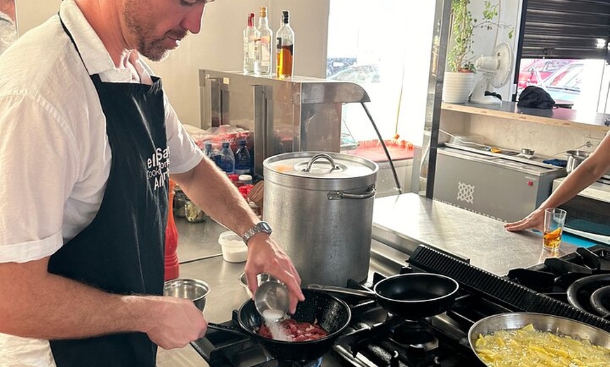 Image 5: Clase de Cocina de Tapas Española con Música de Guitarra en Vivo