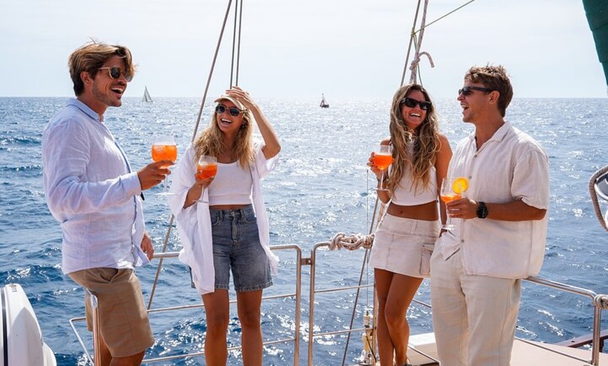 Image 5: Vela al atardecer en Barcelona y música en vivo de Aperol