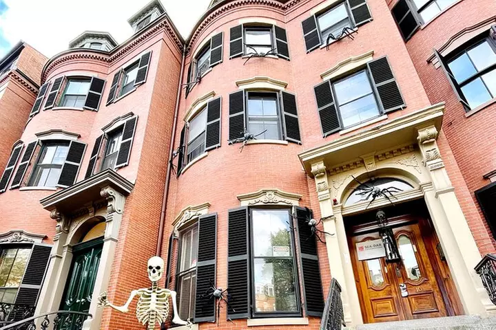 Bites & Brownstones: A Food Lover's Tour of Boston's Local Gems