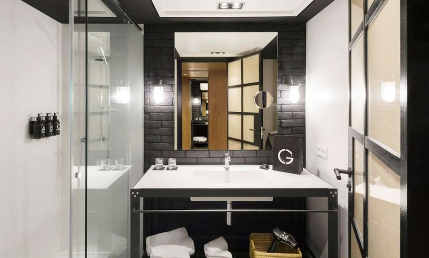 Image 8: ✈ SPAIN | Barcelona - The Corner Hotel 4*, 2 nights - Outdoor swimm...