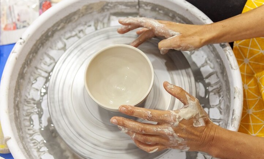 Image 1: Initiation au Tournage en Poterie Céramique à Paris