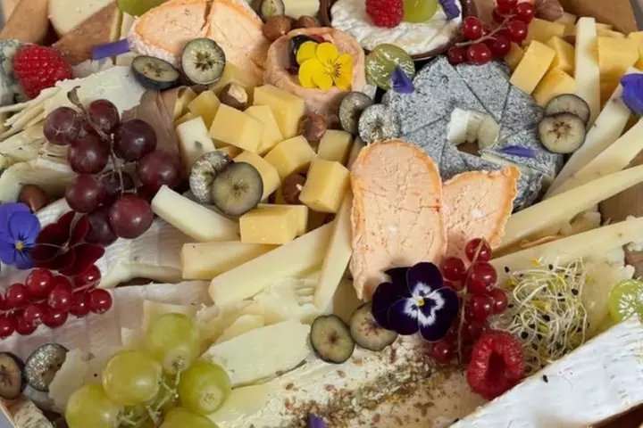 Atelier création plateau 12 fromages au cœur de Paris - Primary Image