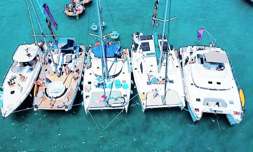 Image 10: Tour en barco por la fiesta del domingo pirata