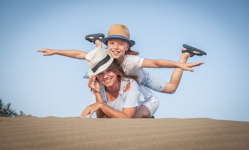 Image 4: Maspalomas: Sesión de fotos profesional privada al atardecer.
