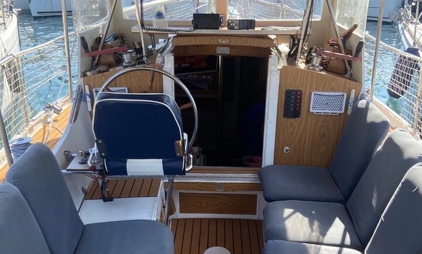 Image 12: Croisière hivernale en voilier chauffé en baie de Cannes