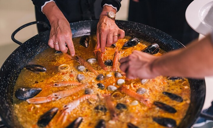 Image 3: Tour Privado : Mercados del Casco Antiguo de Barcelona y Clase de C...
