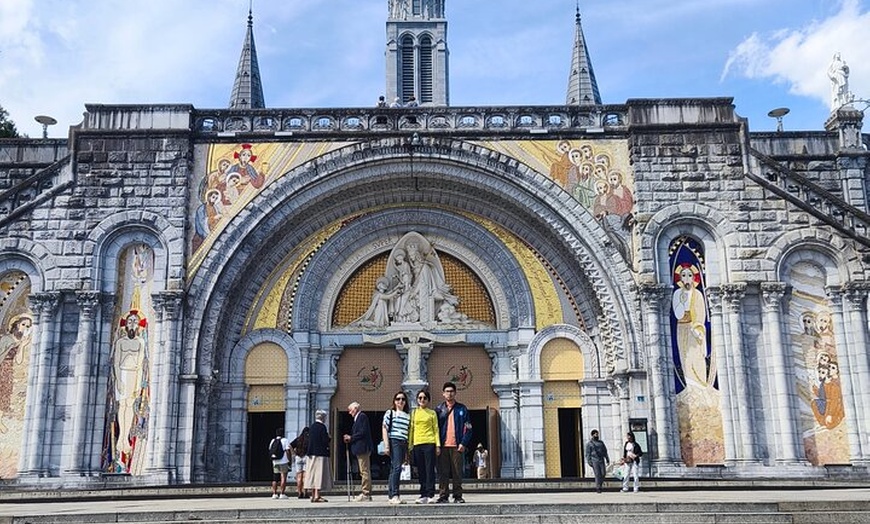 Image 30: Experimente Lourdes con un tour privado y un cómodo transporte