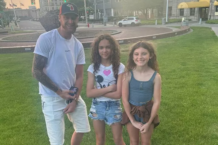 Detroit Murder Mystery: Outdoor Detective Game