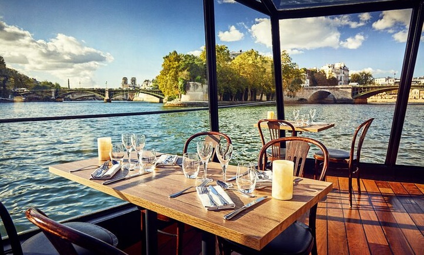 Image 2: Paris Christmas Seine Cruise 3 - Cours Déjeuner et dîner avec vin