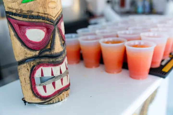 Key West Sunset Cruise: Dinner, Live Music & Drinks Included