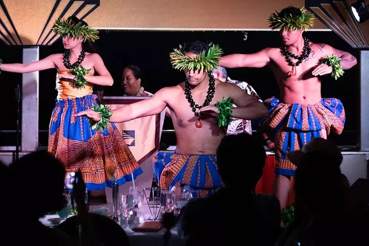 Honolulu: Pacific Star Sunset Dinner Cruise and Show