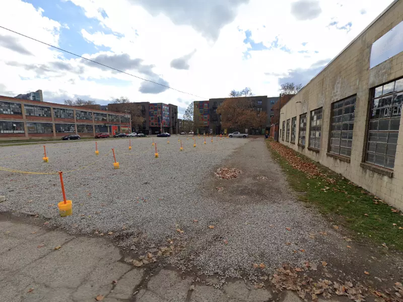 Parking at 400 Square Lot