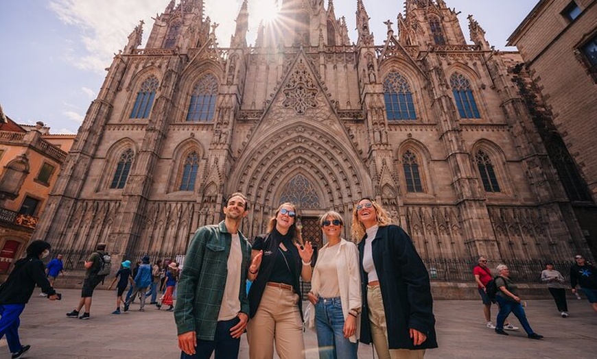 Image 11: Visita guiada a pie por la ciudad de Barcelona con teleférico y pas...