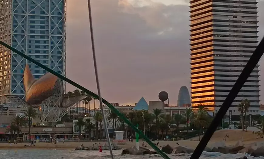 Image 3: Tour en velero al atardecer en Barcelona