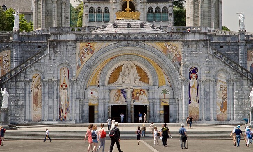 Image 2: Excursion d'une journée à Lourdes au départ de Paris Sanctuaires et...