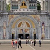 Image 2: Excursion d'une journée à Lourdes au départ de Paris Sanctuaires et...