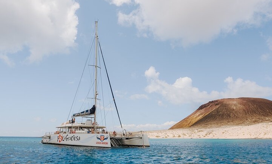 Image 2: Excursión en catamarán a la isla de La Graciosa