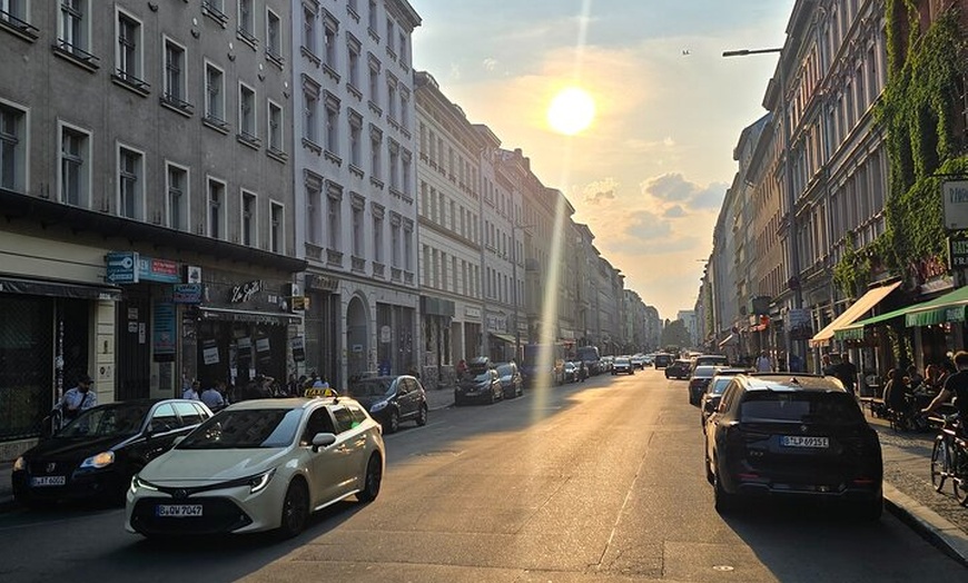 Image 30: Berlin VIP TOUR - Private Bus Tour inklusive Chauffeur und Guide