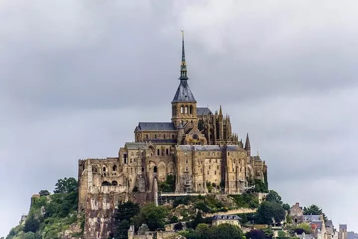 Visite guidée du Mont Saint Michel et pique-nique d'une journée au départ de Paris - Primary Image