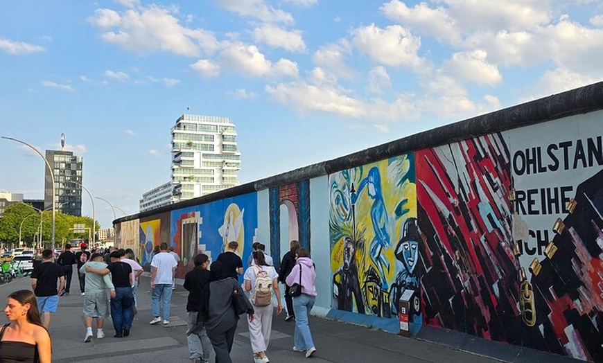 Image 13: Berlin VIP TOUR - Private Bus Tour inklusive Chauffeur und Guide