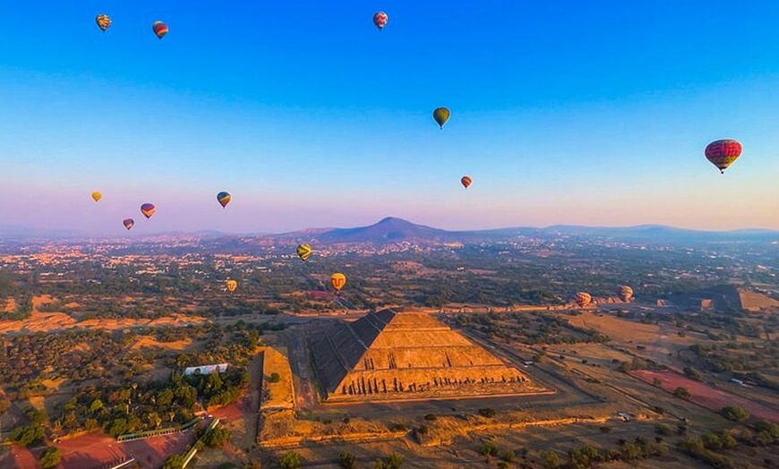 Image 4: Private Romantic Balloon Flight over Teotihuacan for Couples