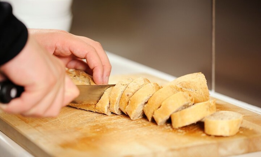 Image 6: Tour por el mercado y cocina de paella con vino en el centro de Bar...